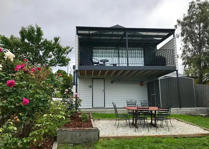 Omaroo House - Panoramic Water Views