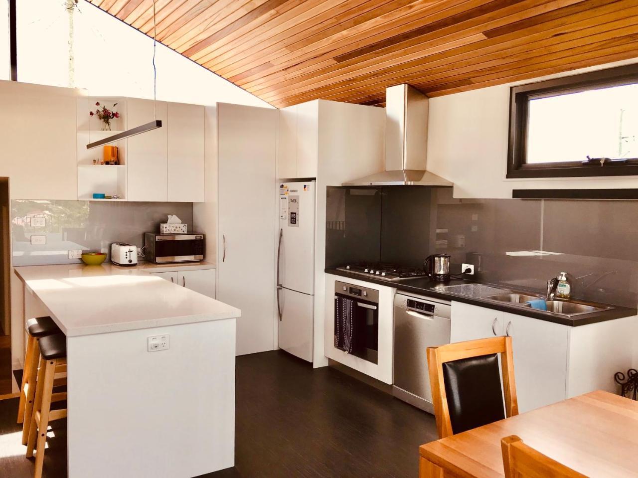 Holiday home Omaroo House - Panoramic Water Views Hobart